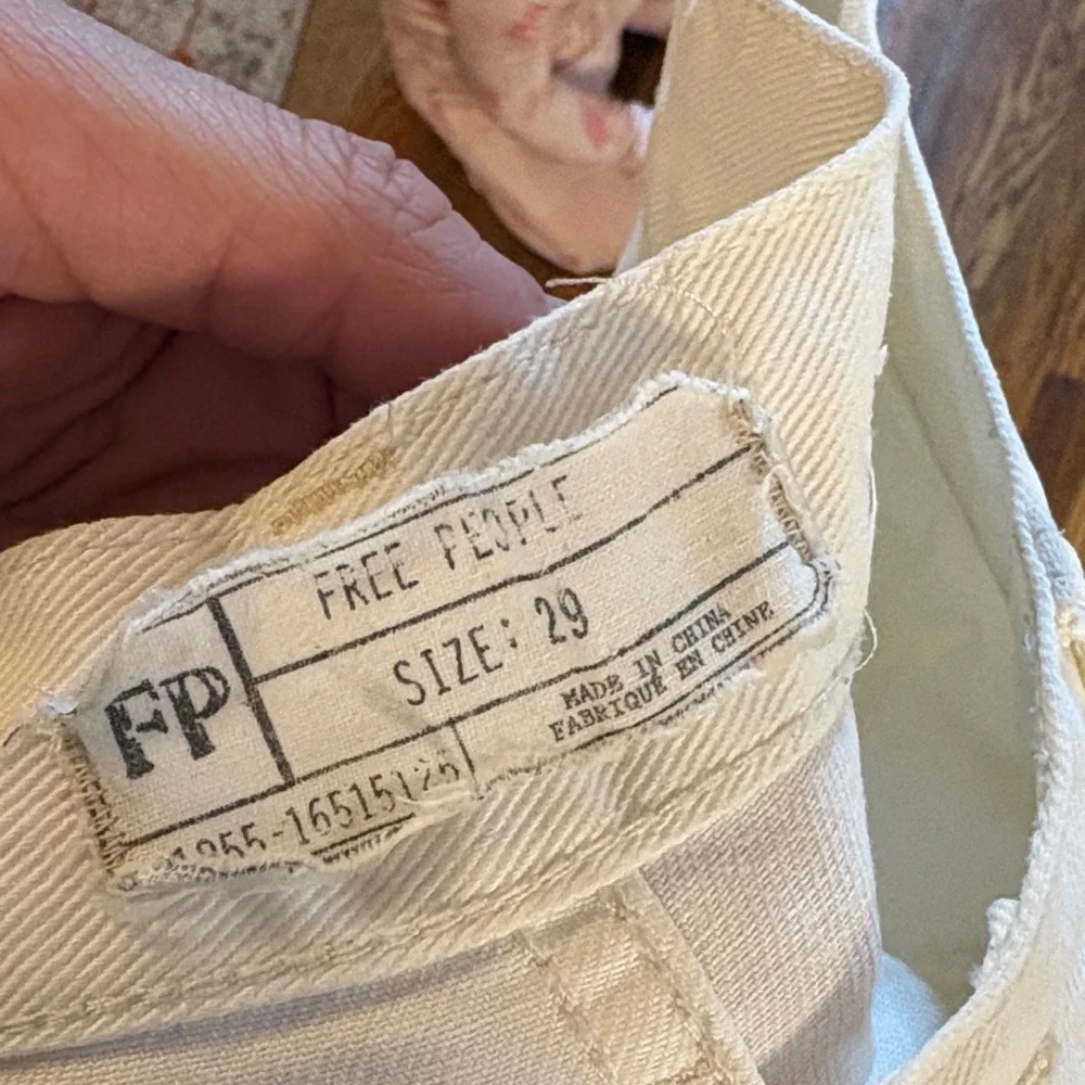 🎉Free People White Jean Shorts. Size 29! Tulum Embroidered Shorts
